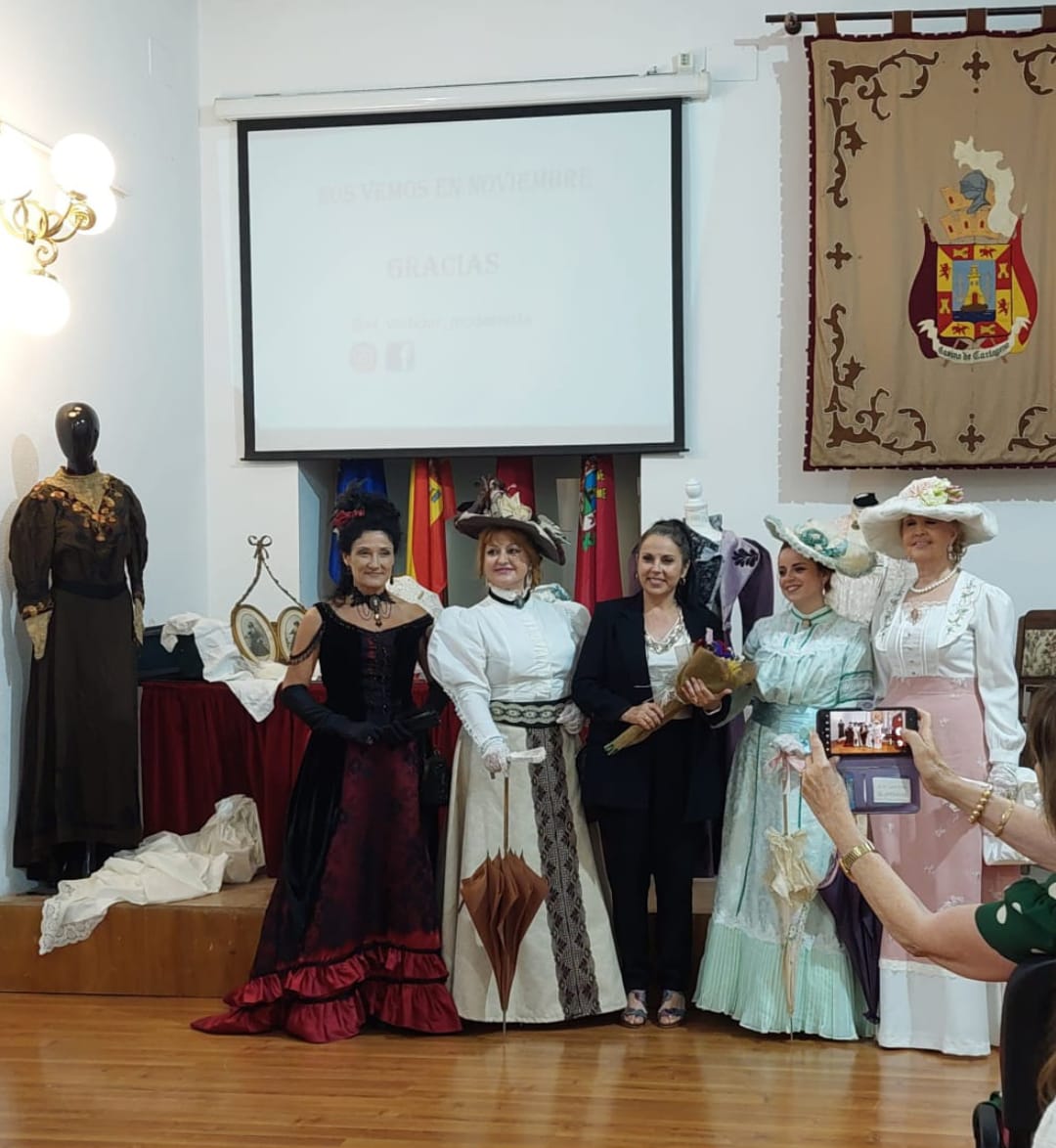 Conferencia "La Moda de una Época" en el Casino de Cartagena. Ponente Montse Díaz.